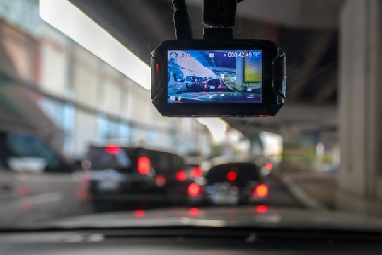 Deutschland: Dashcams im Auto – Was erlaubt ist und wann Aufnahmen vor Gericht zählen