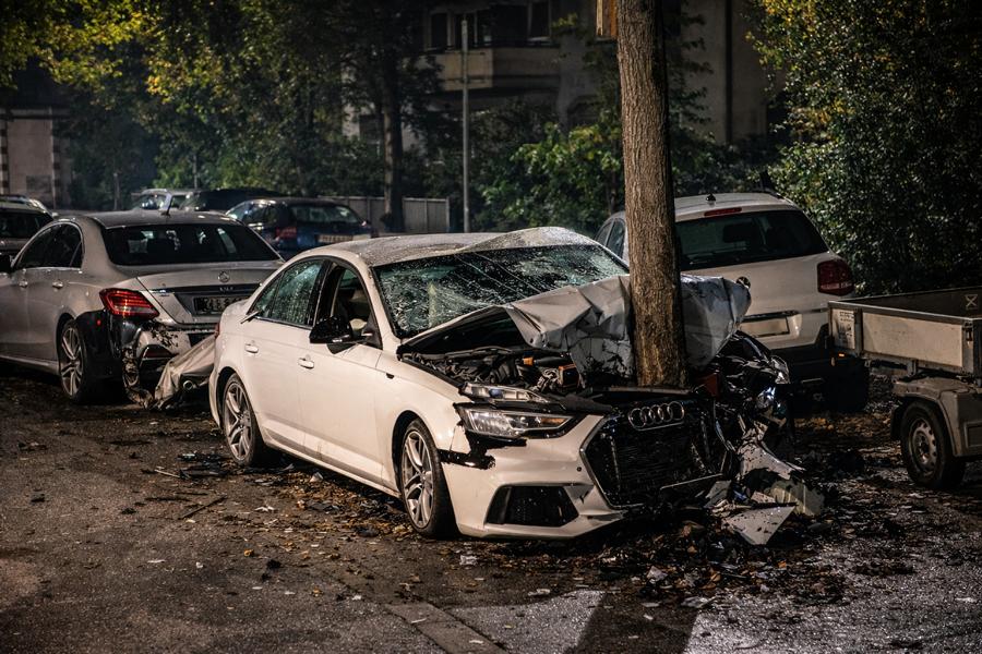 Karlsruhe: Schwerer Unfall nach mutmaßlicher Raserei – Audi-Fahrer prallt gegen mehrere Fahrzeuge und Baum