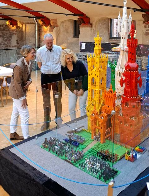 Kunstwerke aus LEGO im historischen Ambiente: Humor und Liebe zum Detail