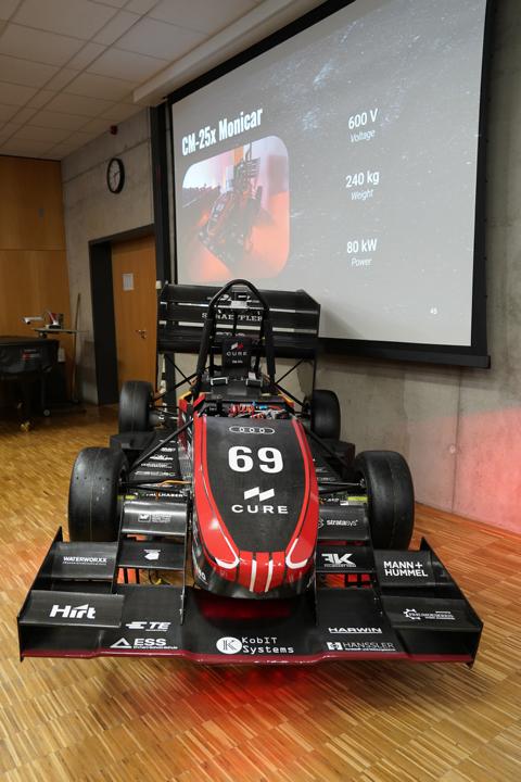 Ab 11. Juli auf der Rennstrecke im Einsatz: Der autonom fahrende CURE-Rennwagen CM-25x, von den Studierenden auch "Monicar" genannt