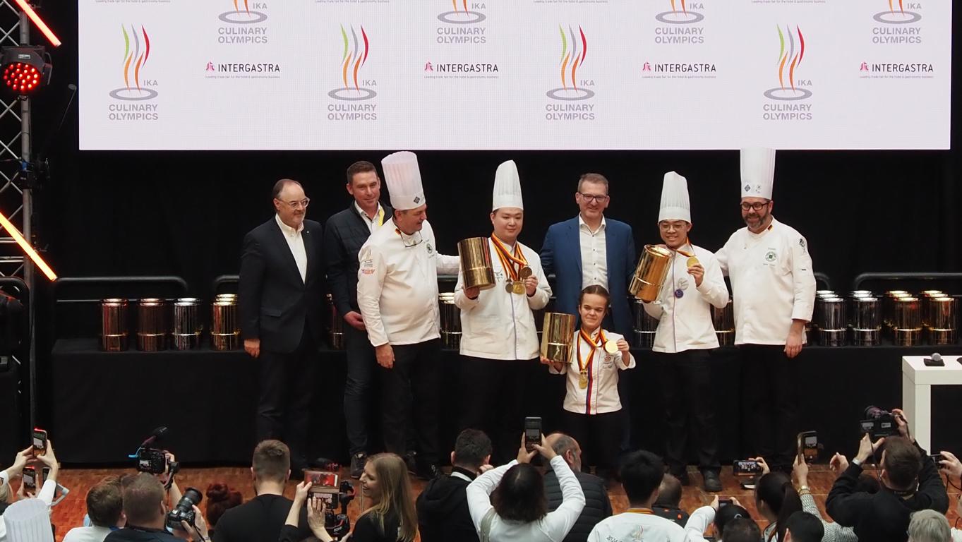 Die Live Carver freuen sich &uuml;ber ihre Medaillen