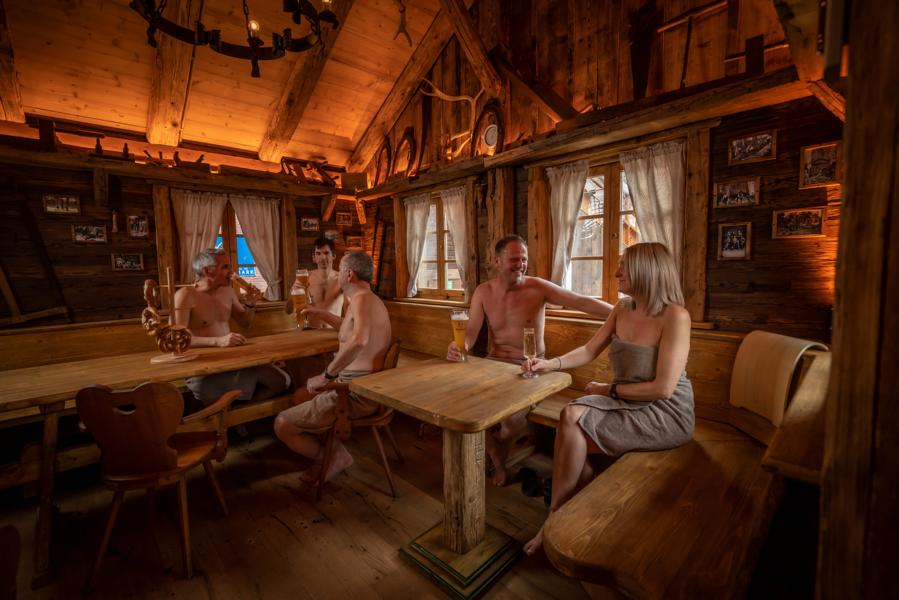 Saunagänger erleben in Hyggedal bei einer großen Auswahl an Aufgüssen pure Entspannung