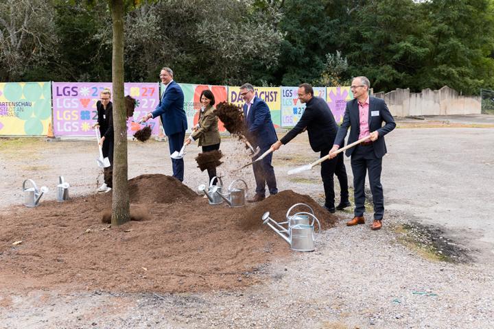 Feierliche Baumpflanzung und fröhliches After-Work-Event zum Baubeginn der Landesgartenschau 2027 Neustadt an der Weinstraße – Neuer Aussichtspunkt auf dem Panoramaberg begeistert