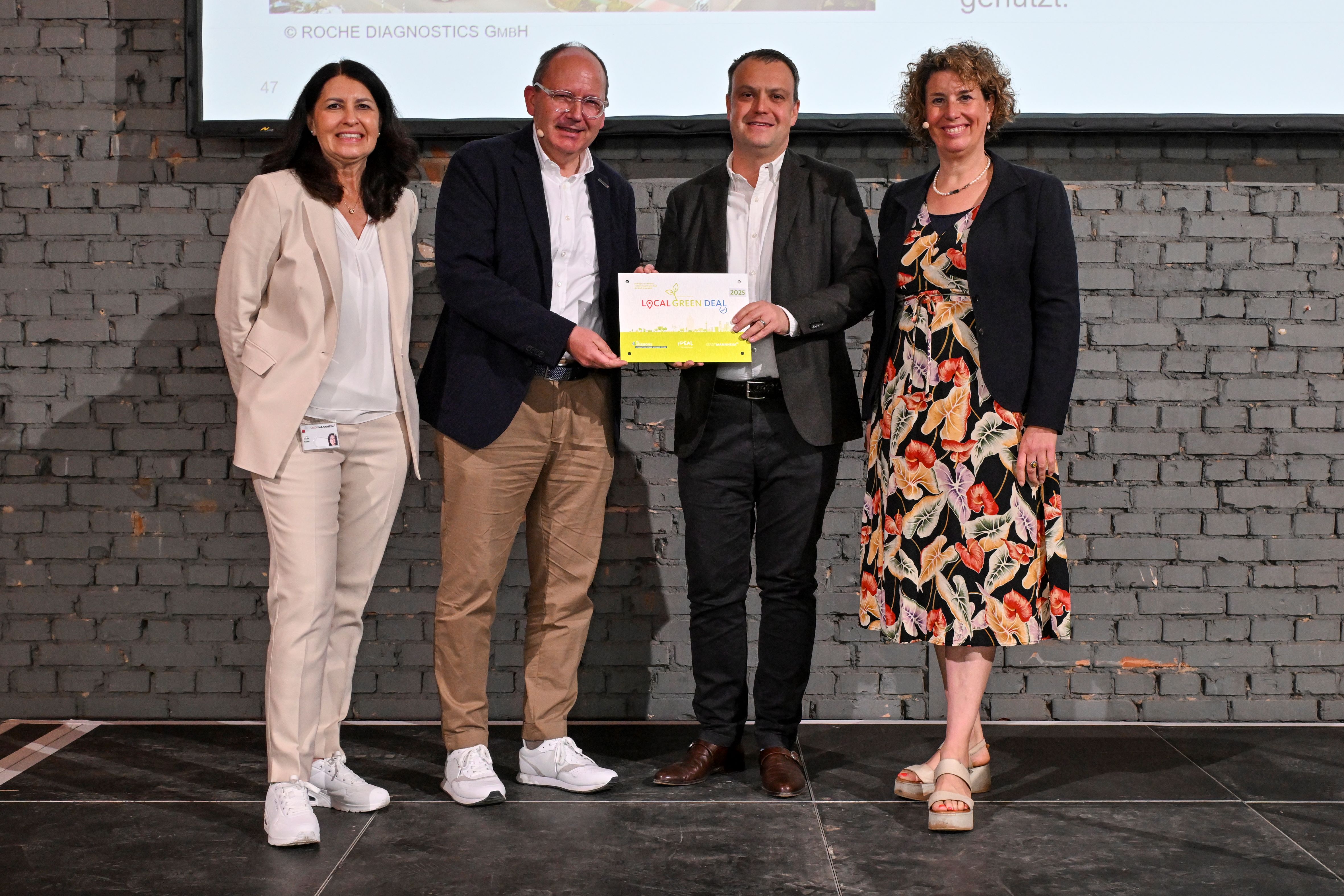 Verleihung der “Local Green Deal”-Plakette für Roche in Mannheim (von links nach rechts: Judith Geiser, Leiterin der Initiative “Local Green Deal”, Oberbürgermeister Christian Specht, Sebastian Brandtstaedter,  Leiter der Abteilung für Sicherheit und Umweltschutz bei Roche in Mannheim, Frau Prof. Dr. Diana Pretzell, Erste Bürgermeisterin)