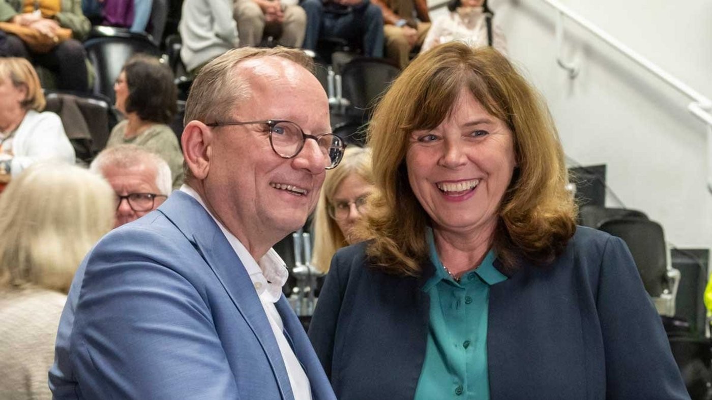 Oberbürgermeisterin Jutta Steinruck gratuliert Dr. Klaus Blettner (CDU/FWG)