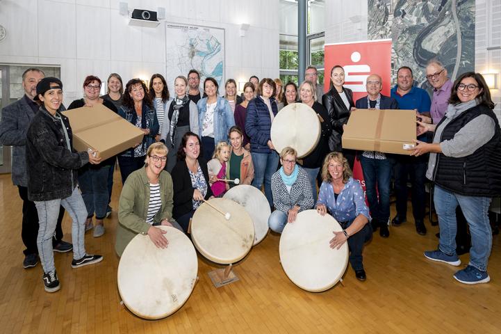 Die Sparkassenstiftung und die Musikschule des Rhein-Pfalz-Kreises haben ein wegweisendes Projekt ins Leben gerufen. Die letzten Trommeln wurden von Clemens Körner (6.v.r.) im Rathaus in Waldsee übergeben.