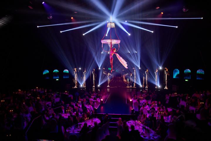 Aufbau WinterVariete by Tristan Brandt, vlnr.: Florian Keutel, Zeltvermieter James Jungeli und Riadh Bourkhis | 