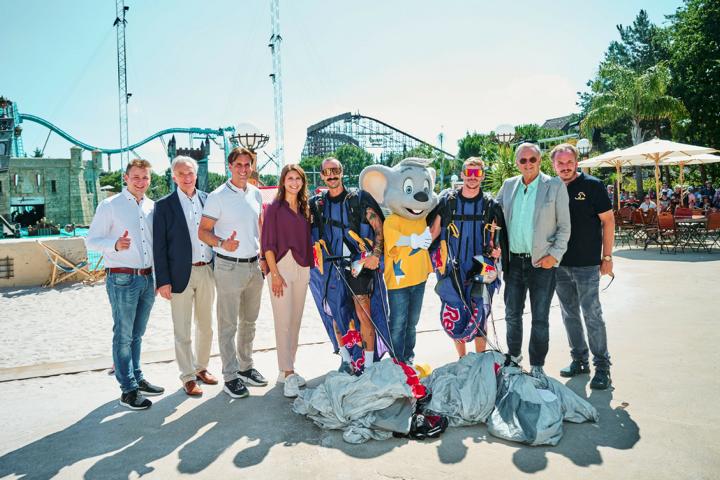 Rasantes Spektakel: Atemberaubender Wingsuit-Sprung aus dem Europa-Park Zeppelin zum Jubiläum