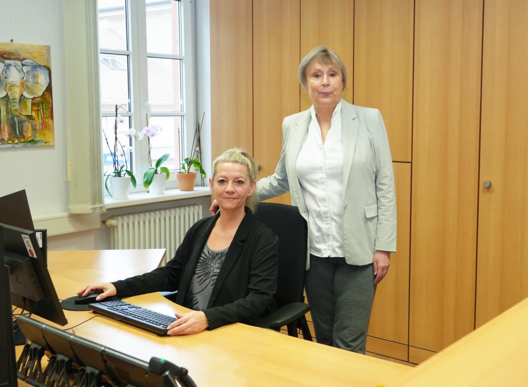 Monika Wolk (links) tritt die Nachfolge von Martina Wilk (rechts) an und übernimmt als Erste Werkleitung der Stadtwerke. (Bild: Stadtverwaltung Hockenheim)
