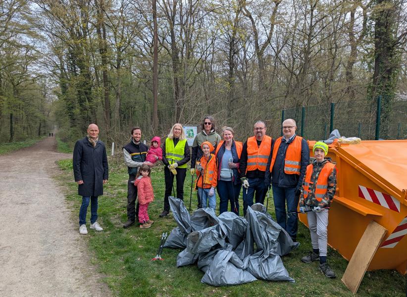 Wieslochs Oberbürgermeister Dirk Elkemann (links) und die motivierte Müllsammeltruppe mit der „ersten Ausbeute“.