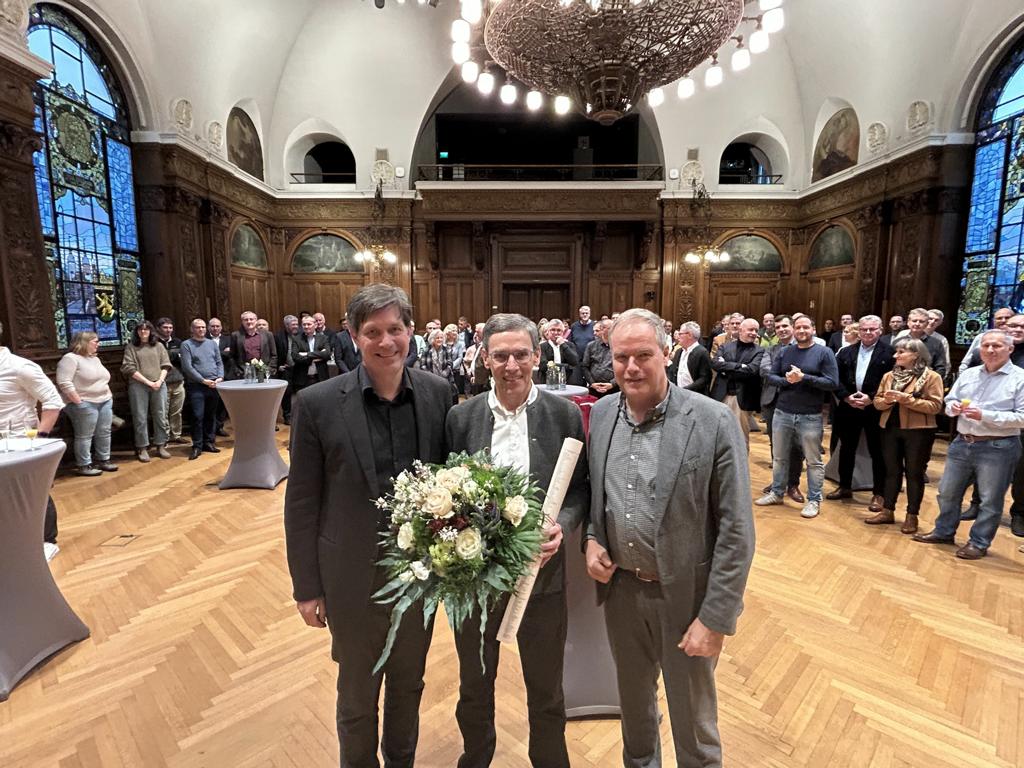 Oberbürgermeister Eckart Würzner verabschiedet Gerald Dietz, den langjährigen Leiter der Geschäftsstelle Bahnstadt, in den Ruhestand