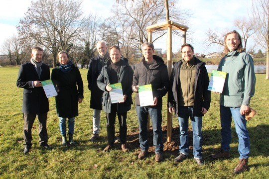 v. l. n. r.: Stefan Schmutz, Bürgermeister der Stadt Ladenburg; Emilia Szarzynska, Stadt Ladenburg / Grünflächen; Detlef Böttinger, Böttinger GaLaBau; Maximilian Böttinger, Böttinger GaLaBau; Markus Wolf, Wolf GaLaBau; Daniel Petermann, Baumschule Huben; Erhard Schollenberger, ERDA-Gartenservice GmbH; Bildquelle: Axel Sturm, Ladenburger Zeitung 