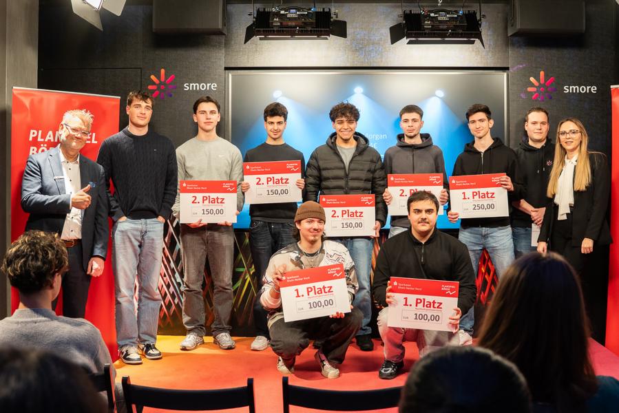 Für die erfolgreichen Teams der Friedrich-List-Schule nahmen an der Ehrung teil: Jonas Spieckermann, Furkan Dogmus, Kiyan Arslan (Team „SV Privatinsolvenz 2.0“), Ahmed Fareed, Imran Delalic, Emmanouil Pakos, Andi Beqaj (Team „EAIA“), Pascalis Cafaltzis (Team „P.E. Morgan“), eingerahmt von Sascha Ermentraut (l.), Wertpapierexperte der Sparkasse Rhein Neckar Nord, sowie ‚smore‘-Buddy Paul Dehnke (2. v. r.) und Filialleiterin Laura Kuster-Matucec (r.). (Foto: Sparkasse RNN)