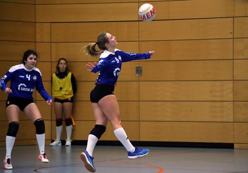 (Foto: W.Neuberth) Celine Conrad bereitet einen Angriffsball vor Celine Conrad Bildgröße ändern Copy