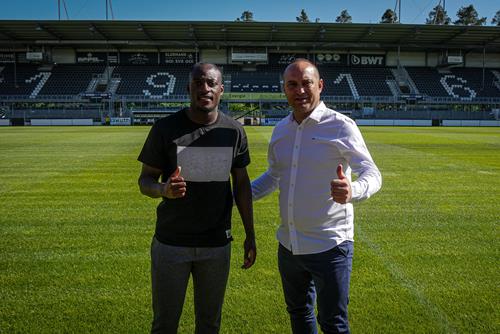(Foto: SVS) Christian Kinsombi, links, mit SVS-Sportchef Mikayil Kabaca Christian Kinsombi wechselt vom KFC Uerdingen zum SVS Copy