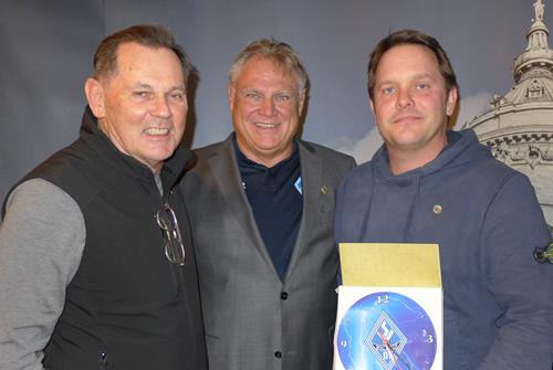 Bernd Beetz, links, und Christian Beetz, rechts, erhielten die Ehrennadel in Gold Ehrenabend 2023 12
