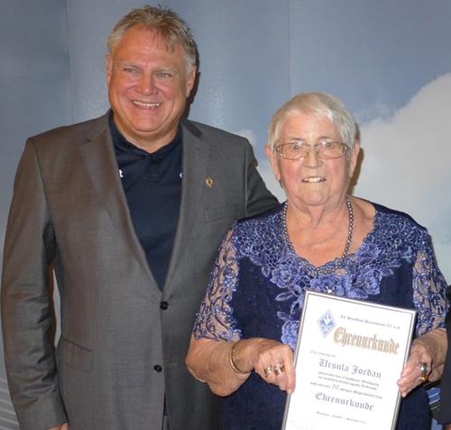Ursula Jordan, die früher Handball spielte, ist seit 70 Jahren Waldhöferin Ehrenabend 2023 Markgraf Jordan