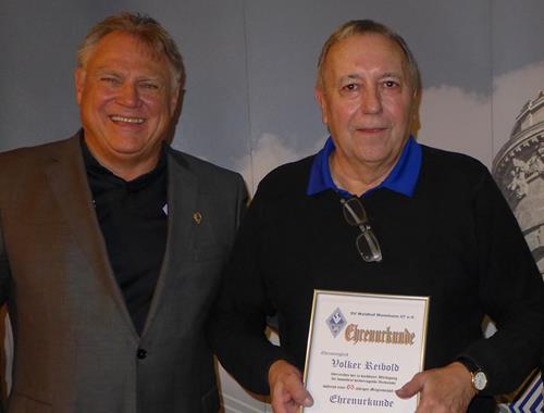 Volker Reibold, rechts, ist bereits seit 65 Jahren SV Waldhof-Mitglied Ehrenabend 2023 Markgraf Reibold