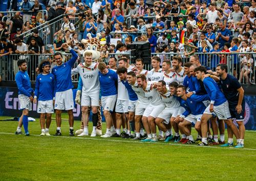 (Foto: W. Neuberth) Gute Laune bei Siegern und Verlieren, nach dem Spiel Faustball WM 20