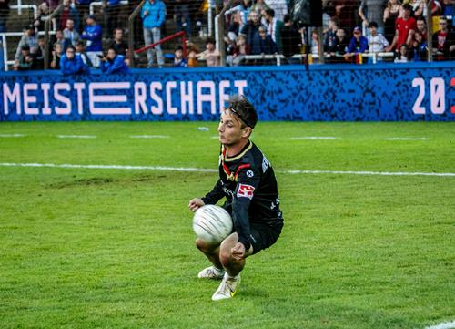 (Foto: W. Neuberth) Jaro Jungclaussen bei gelungener Abwehr Faustball Deu Chi Jaro Jungclaussen