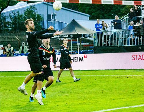(Foto: W. Neuberth) Nick Trinemeier stellt den Ball für Philipp Hofmann zu. Faustball Deu Chi Nick