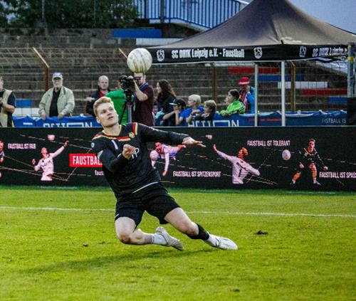 (Foto: W. Neuberth) Patrick Thomas - auch in der Defensive klasse Faustball Deu Chi Patrick Thomas