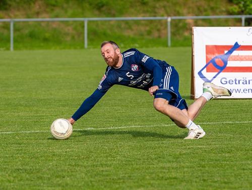 (Foto: W. Neuberth) Moritz Kiefer beim Abwehrversuch Kiefer