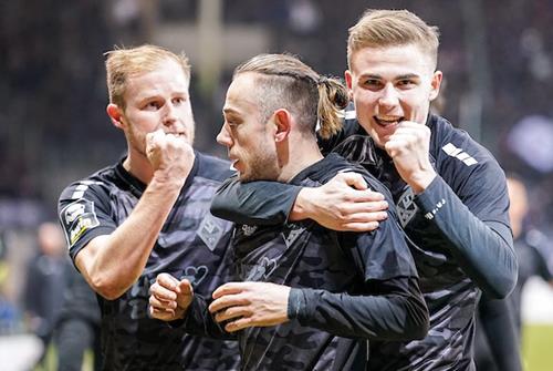 (Foto: PIX/M.Ruffler) 2:1-Torschütze Lebeau, Mitte, wird von Seegert und Winkler beglückwünscht Lebeau