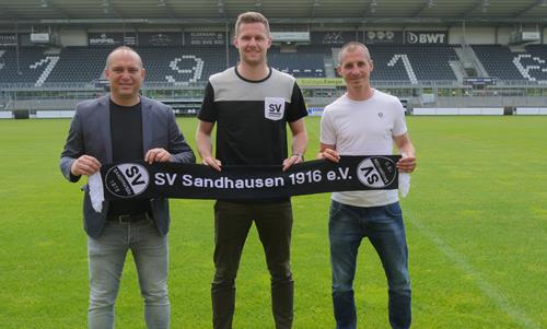 (Foto: SVS) Patrick Drewes (Mitte) sowie Mikayil Kabaca (links) und Trainer Stefan Kulovits Neuzugang aus Bochum Torhüter Patrick Drewes verstärkt den SVS Copy