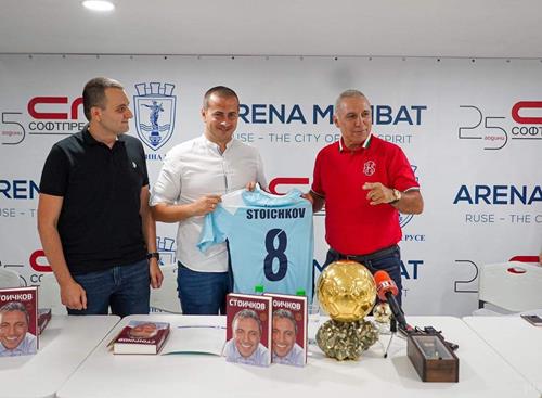 (Foto: pr.) Ogi überreicht Hristo Stoichkov ein Trikot von Dunaw Ruse Ogi4
