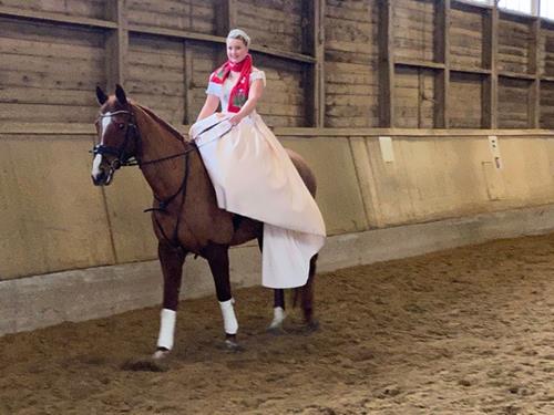 (Foto: W.Neuberth) Prinzessin Maren-Michelle I., versucht sich im Damensattel Prinzessin Copy