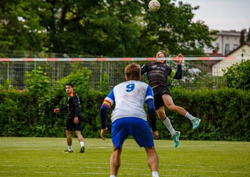 (Fotos: W. Neuberth) Calws Angreifer, Raphael Schlattinger, konnte sich nur selten durchsetzen Raphael Schlattinger