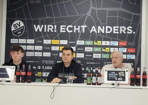 (Foto: SpoWo) v.l.n.r.; Richard Meier, Pressesprecher Kim Rileit, Trainer Jens Keller SVS Arm