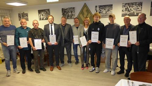 (Foto: Sättele) Die Geehrten für besondere Leistungen