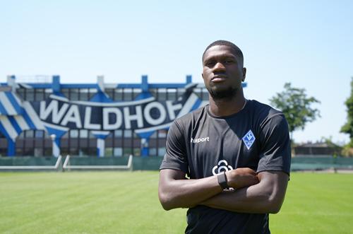 Emmanuel Iwe unterschreibt beim SV Waldhof 