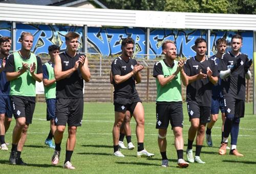 Foto: D. Augstein) Die Waldhofspieler bedanken sich bei den Fans ... SVW Auftakt2