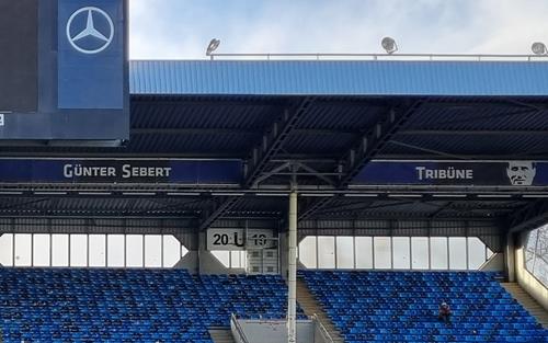 (Foto: M. Sättele) Die Westtribüne heißt zukünftig Günter-Sebert-Tribüne SVW1860 4
