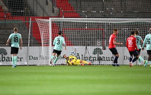 (Foto: PIX/M.Ruffler) Bitterer Start in Unterhaching - Hobsch trifft per Strafstoß zum 1:0 SVW Unterhjpg