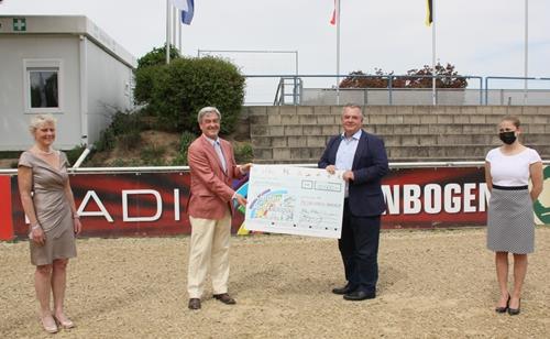 Scheck&uuml;berreichung Radio Regenbogen Copy