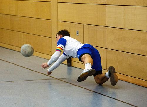 (Foto: W.Neuberth) Felix Klassen - voller Einsatz in der Abwehr TVKENZ1