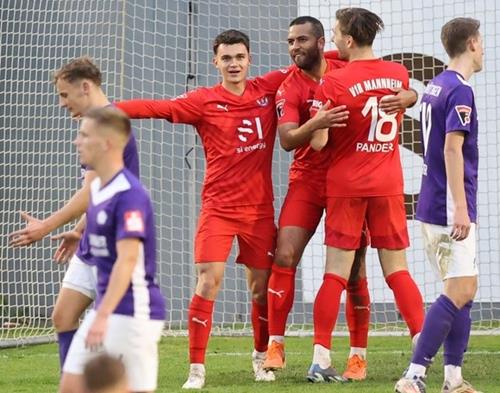 (Foto: Ed. Nohe) Die Rasenspieler bejubeln ihren Sieg in Nöttingen 